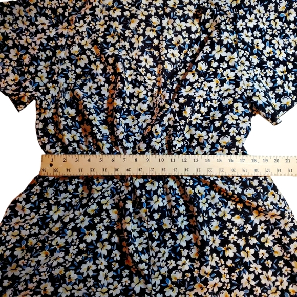 NWOT Shein Surplice Neck Butterfly Sleeve Floral Print Romper XXL - Picture 3 of 6